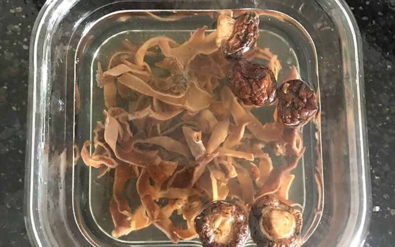 Sơ chế nguyên liệu một cách cẩn thận