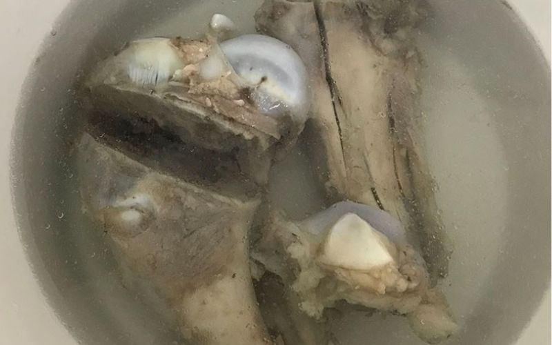 Hầm xương để tạo ra nước dùng