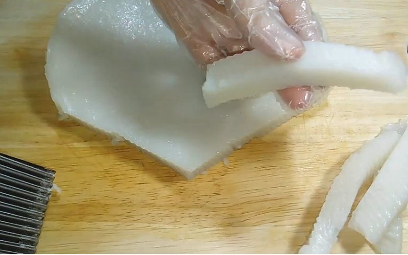 Cắt bánh đúc thành những miếng vừa ăn