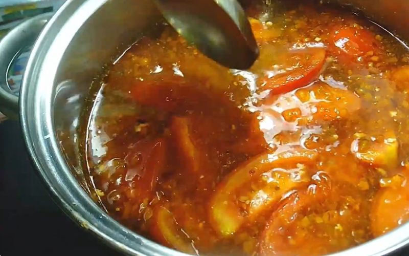 Bật lửa ở mức trung bình cao và khuấy đều tay để phần riêu cua không bị dính dưới đáy nồi