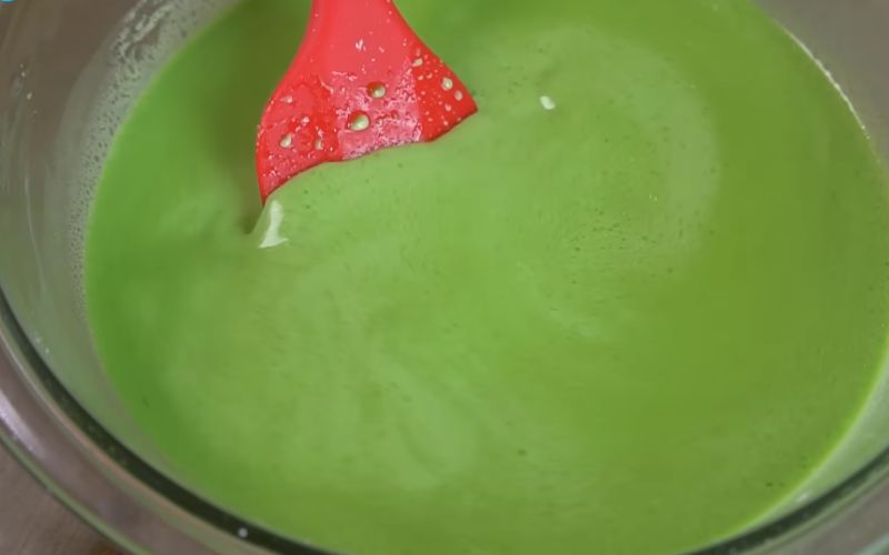 Dùng muỗng khuấy đều cho hỗn hợp trở nên mịn màng và không còn lợn cợn