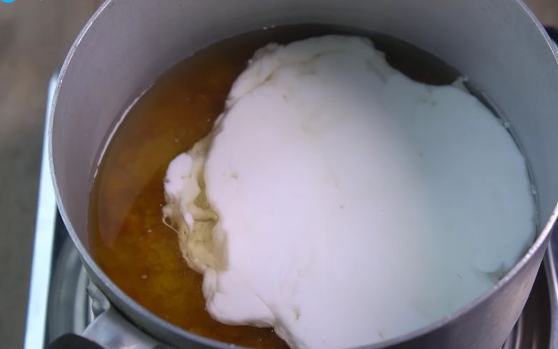 Nước cốt dừa sẽ mang lại vị béo ngậy, làm cho bánh thêm phần hấp dẫn