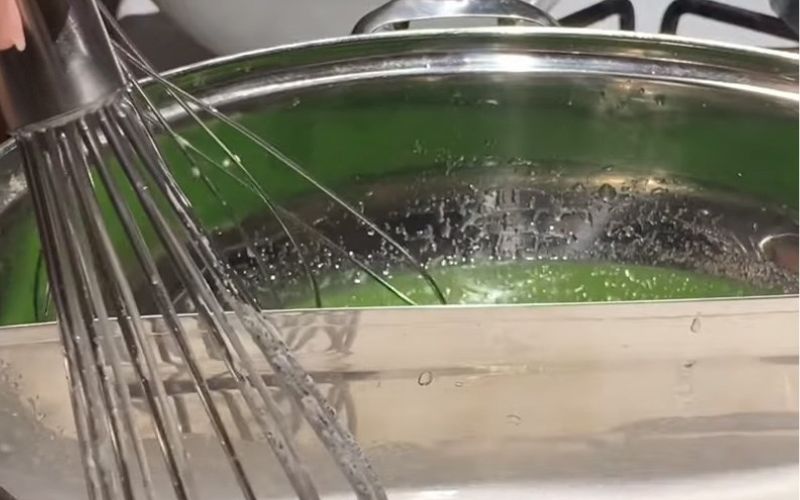 Chuẩn bị một cái tô lớn để khuấy bột rau câu