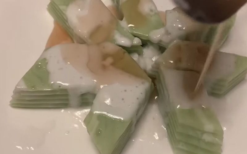 Chan thêm nước cốt dừa và nước đường lên trên bề mặt để thưởng thức