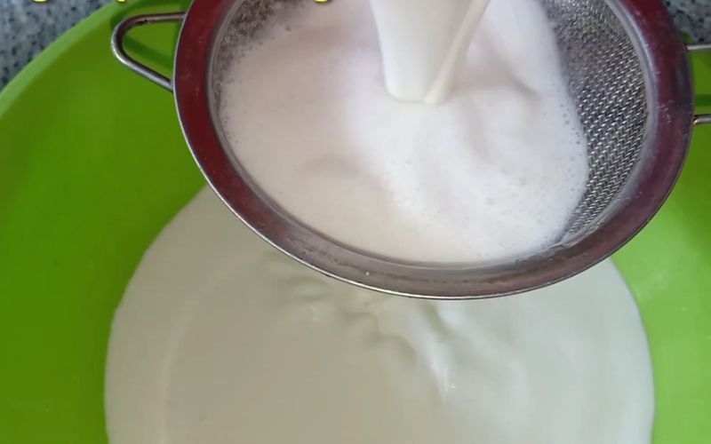 Lược bột qua rây để loại bỏ các cặn