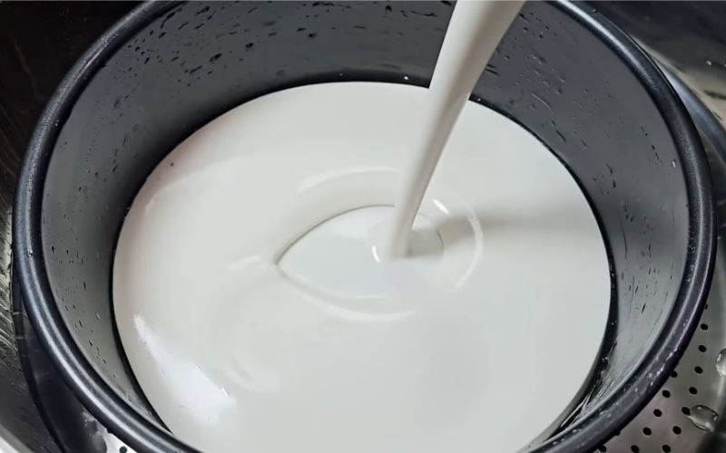 Cho một ít dầu ăn vào khuôn để bánh không bị dính