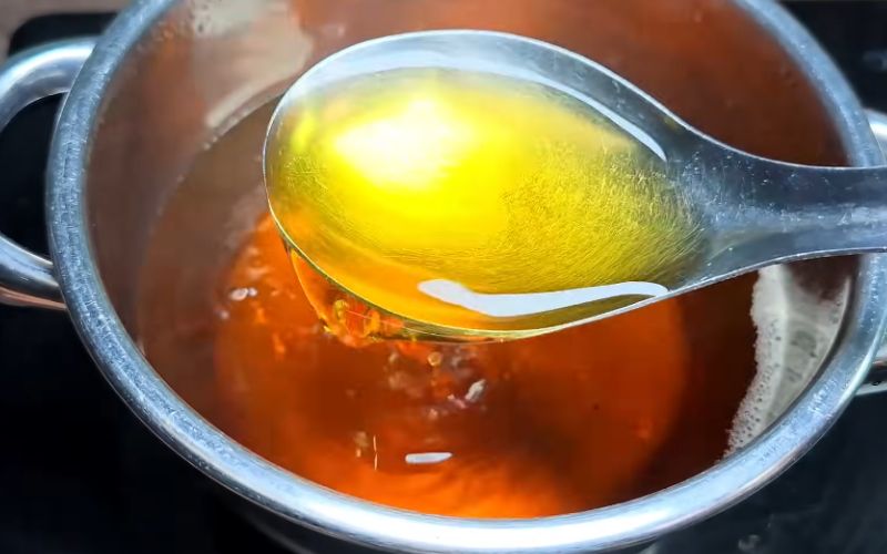 Nước mắm sẽ có vị nhạt, rất phù hợp để ăn kèm với bánh đúc