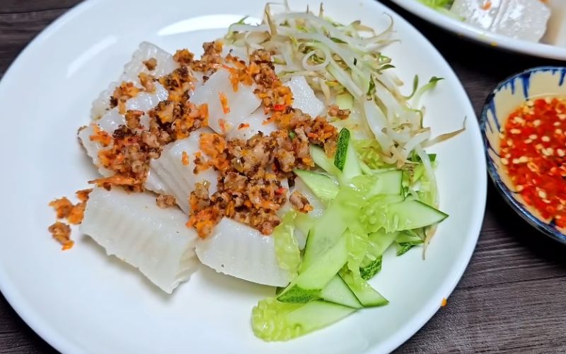 Món bánh đúc mặn sẽ trở nên hấp dẫn hơn với sự kết hợp của rau sống và giá