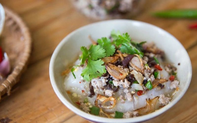 Rưới nước mắm chua ngọt lên bánh trước khi thưởng thức