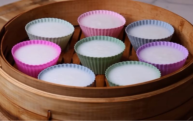 Sau khi bánh chín, hãy để nguội trong vài phút trước khi lấy ra khỏi khuôn