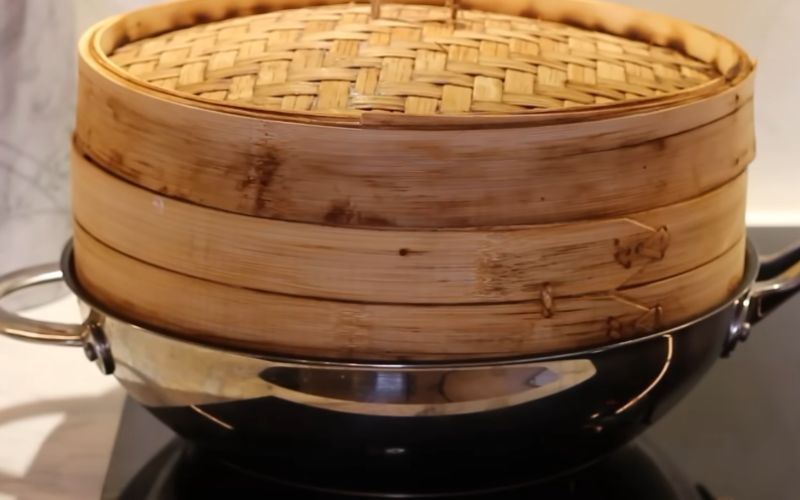 Hấp bánh là công đoạn rất quan trọng để bánh chín đều và không bị cháy