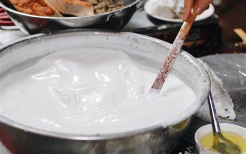 Vừa pha vừa khuấy để bột và nước hòa quyện đều
