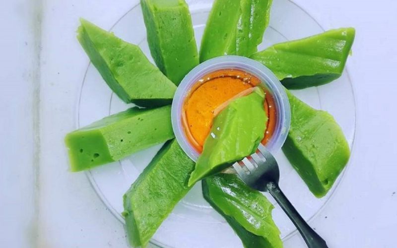 Để thưởng thức bánh đúc mật không thể thiếu nước chấm mật mía