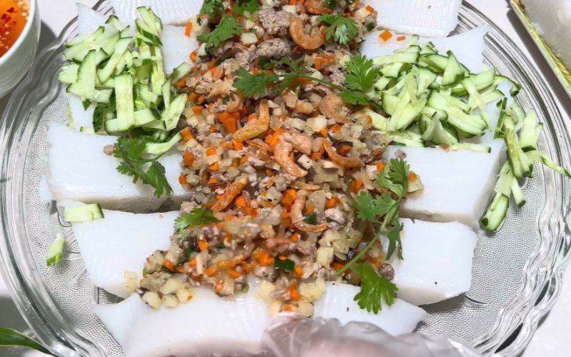 Món bánh đúc sẽ trở nên hấp dẫn hơn khi được thưởng thức cùng với nước mắm chua ngọt