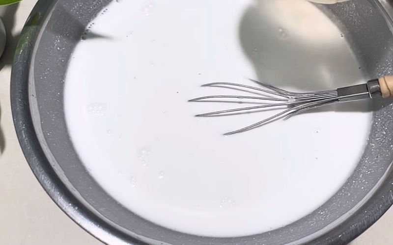 Sau khi bột đã ngâm đủ thời gian loại bỏ phần nước thừa và giữ lại phần bột.