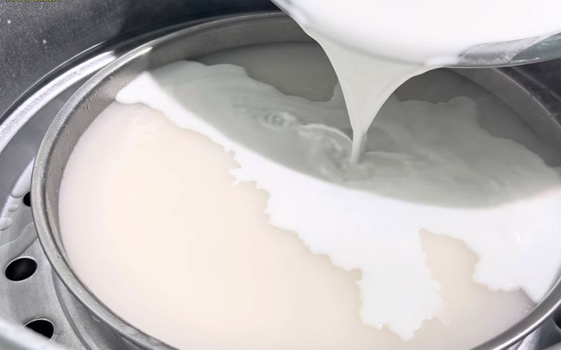 Để bánh không bị dính, bạn nên thoa một lớp dầu ăn vào lòng khuôn