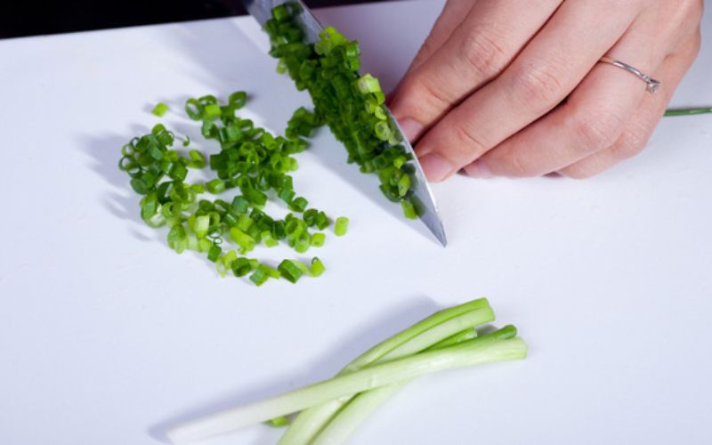 Hành lá thái nhỏ cho vào chén
