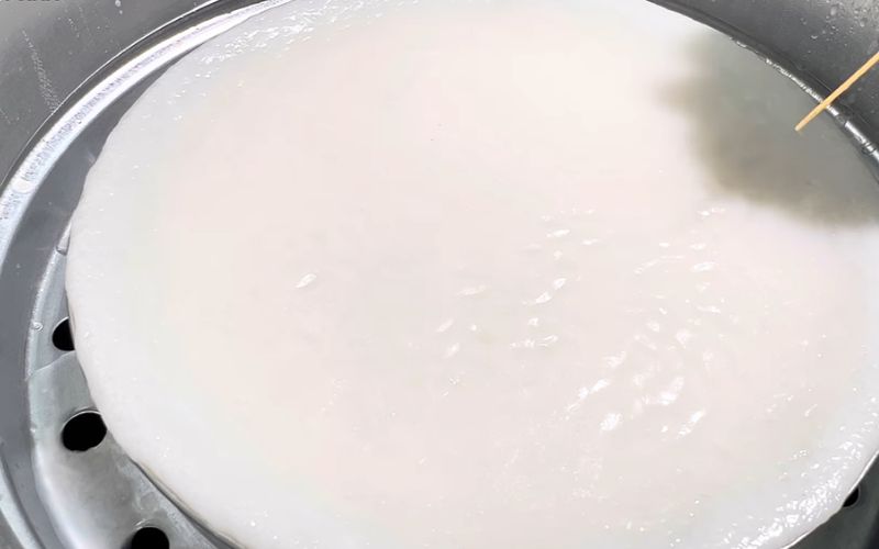 Sau 20 phút hấp, bạn cần kiểm tra bánh bằng cách dùng que xóc vào bột