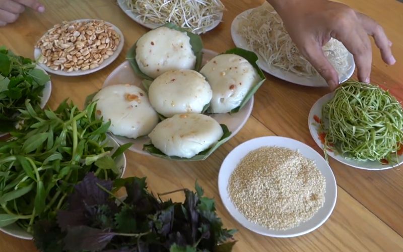 Các loại rau sống như xà lách, rau mùi, húng quế cần được rửa sạch và để ráo nước.