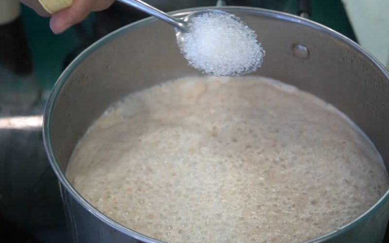 Sau khi pha xong, bạn nếm thử nước chấm để điều chỉnh lại cho vừa khẩu vị