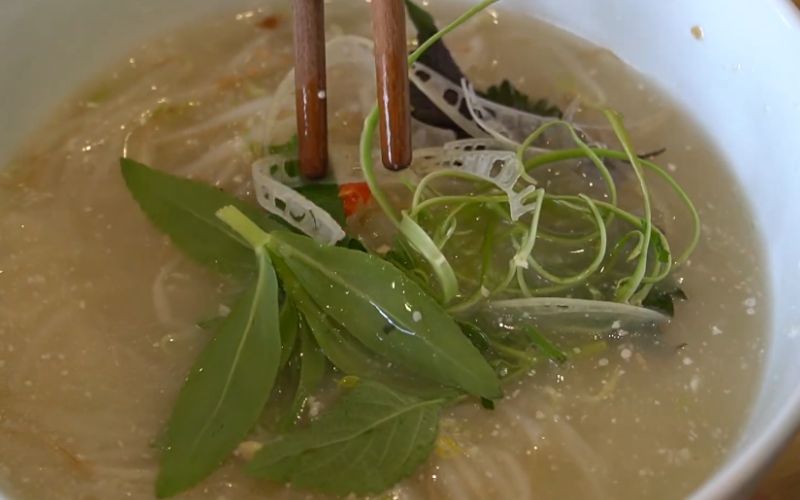 Bánh đúc nộm có thể ăn ngay hoặc để trong tủ lạnh một chút để món ăn mát lạnh hơn