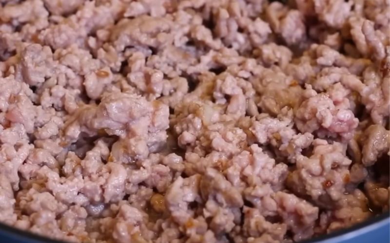  Thái nhỏ thịt bằng dao hoặc cho vào máy xay để tiết kiệm thời gian. 