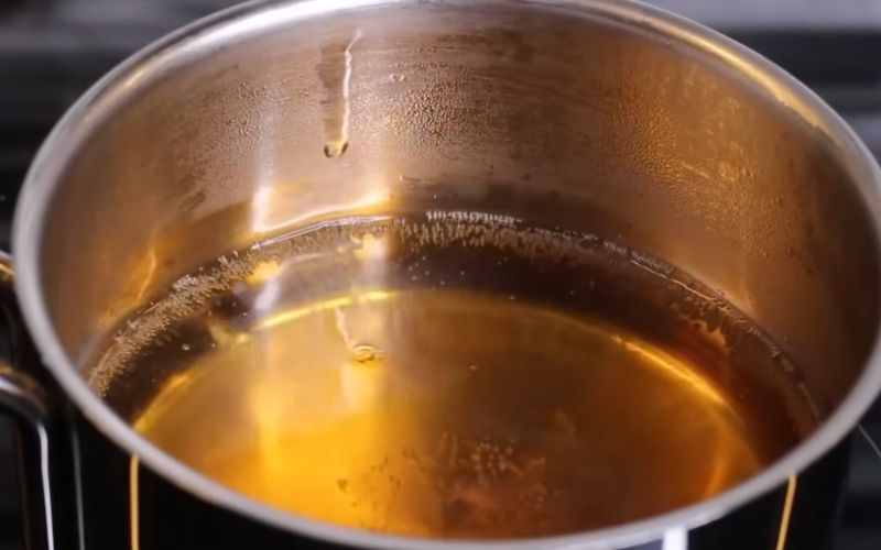 Nước mắm chấm sẽ là điểm nhấn hoàn hảo cho món bánh 