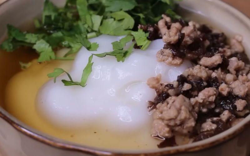Rưới nước mắm lên trên và thêm một ít ngò và hành phi để tăng thêm hương vị hấp dẫn