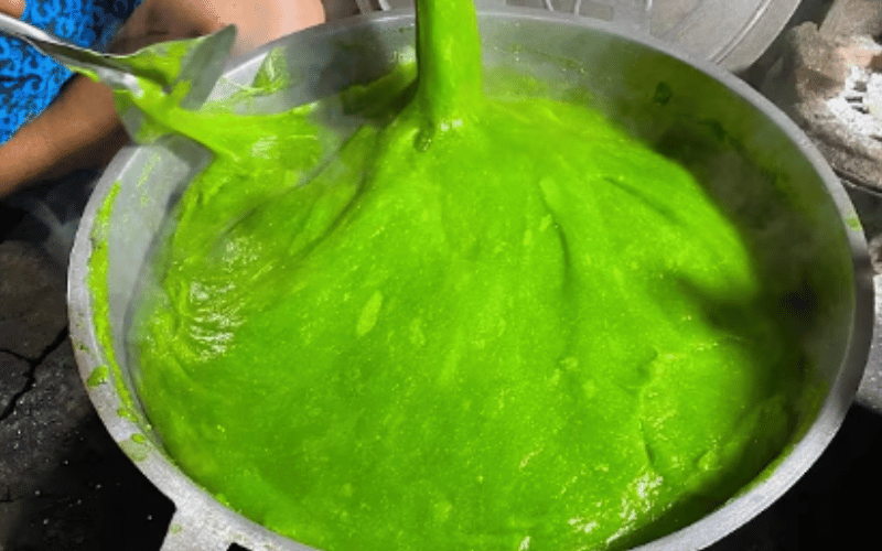 Khi bột đã sánh, hãy thêm 50g bột năng vào nồi