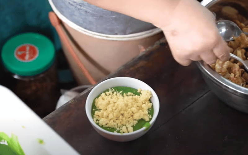 Rắc một lớp đậu xanh đã hấp chín lên mặt bánh