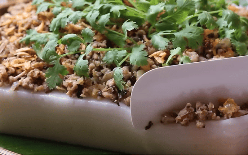 Cắt bánh thành từng miếng vừa ăn và cho phần nhân thịt lên trên