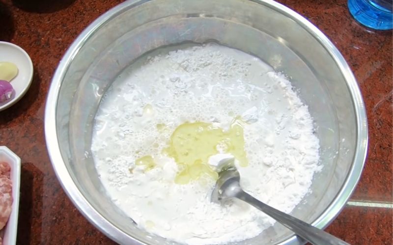 Sau khi bạn đã có một hỗn hợp bột đồng nhất, hãy để bột nghỉ trong khoảng 30 phút