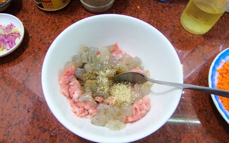 Chuẩn bị nhân thịt và tôm