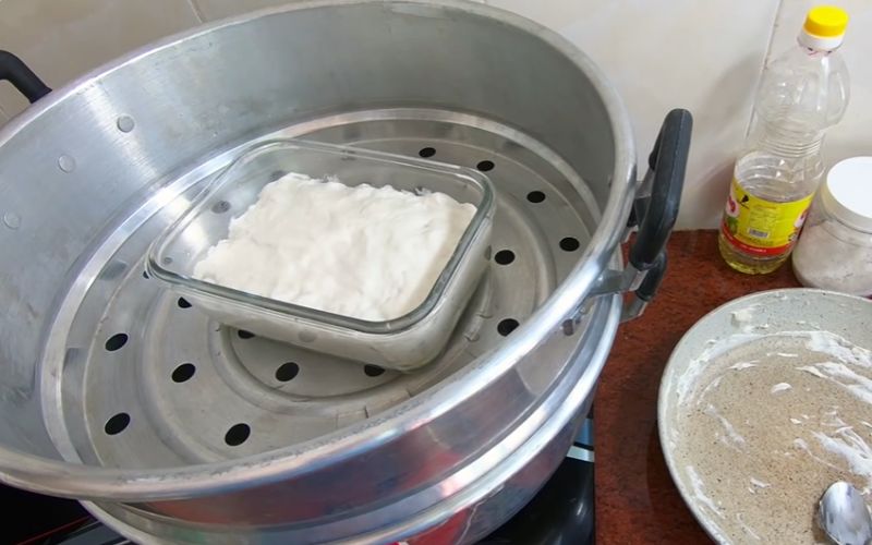 Sau khi bột đã nghỉ đủ thời gian, bạn hãy chuẩn bị khuôn hấp
