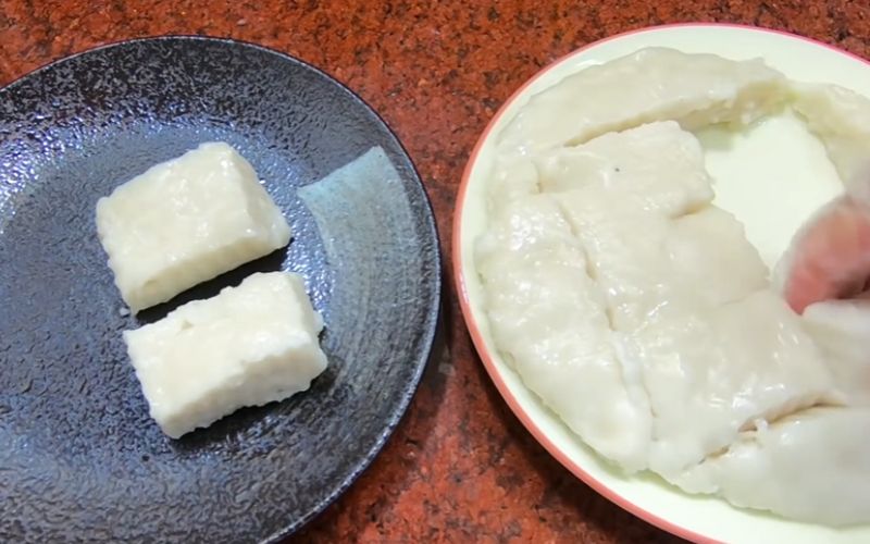 Khi bánh đã chín, bạn hãy để nguội một chút trước khi cắt thành từng miếng vừa ăn