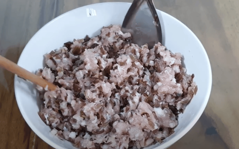 Trộn đều tất cả các nguyên liệu để tạo nhân bánh