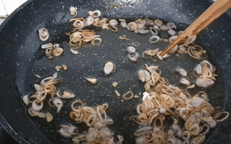 Phi hành cho đến khi hành chuyển sang màu vàng