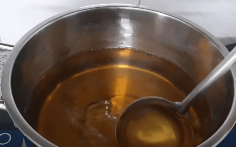 Nước mắm chua ngọt sẽ giúp tăng thêm vị ngon cho bánh đúc