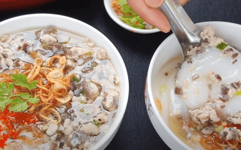 Chan nước mắm chua ngọt lên bánh khi thưởng thức