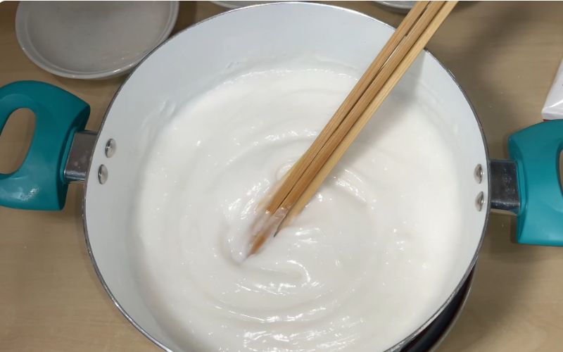 Sau khi trộn đều, để bột nghỉ khoảng 30 phút để các thành phần ngấm đều