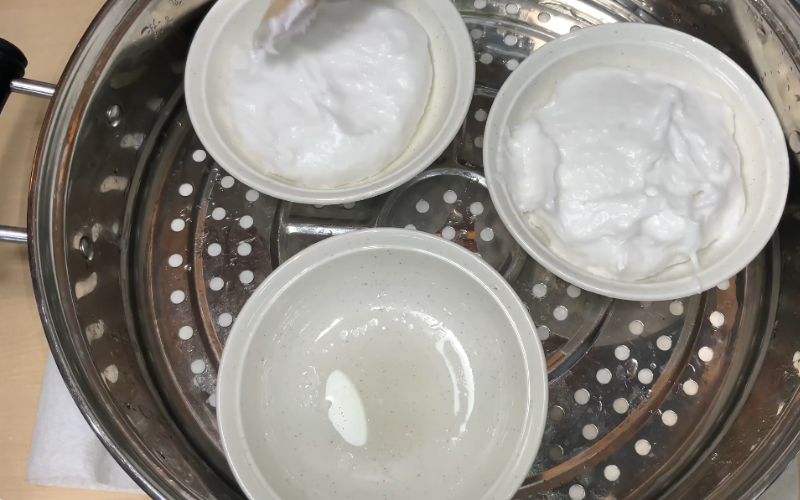 Đun sôi một nồi nước lớn, khi nước đã sôi, từ từ đổ hỗn hợp bột gạo đã pha vào trong nồi