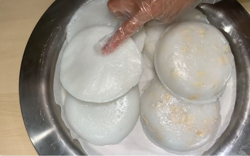 Khi bánh đã nguội, bạn hãy lấy bánh ra khỏi khuôn và cắt thành từng miếng vừa ăn