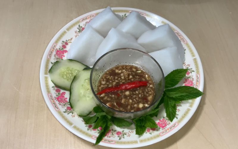 Khi ăn, bạn chỉ cần chấm bánh vào bát mắm nêm