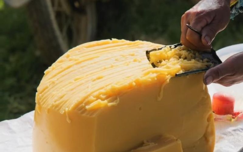 Món bánh đúc ngô sẽ được mang ra và thái thành những miếng vừa ăn