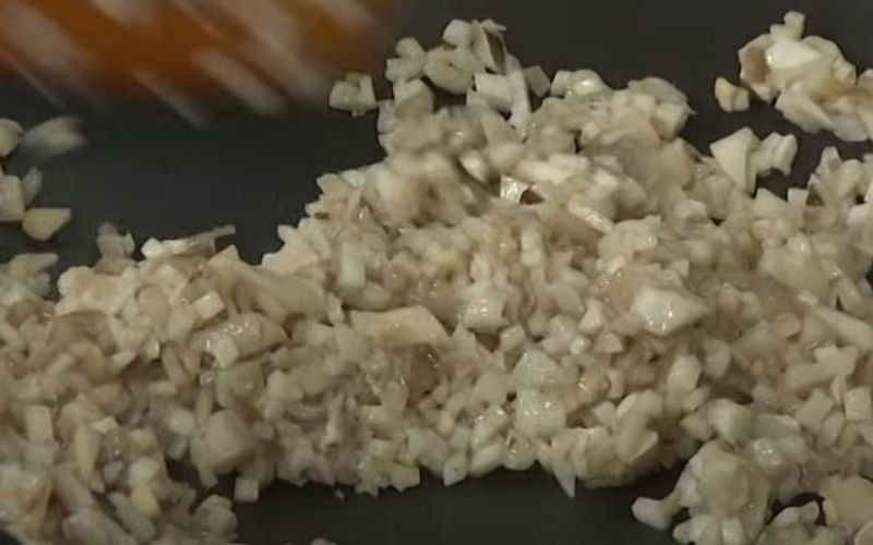 Nếm thử nhân bánh đã thấm đều gia vị
