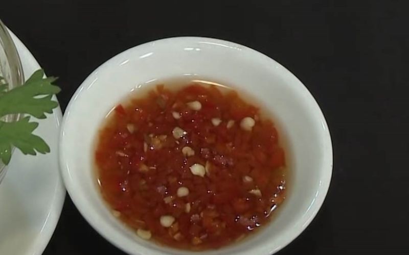 Nước chấm là yếu tố không thể thiếu để món bánh đúc thêm phần hấp dẫn