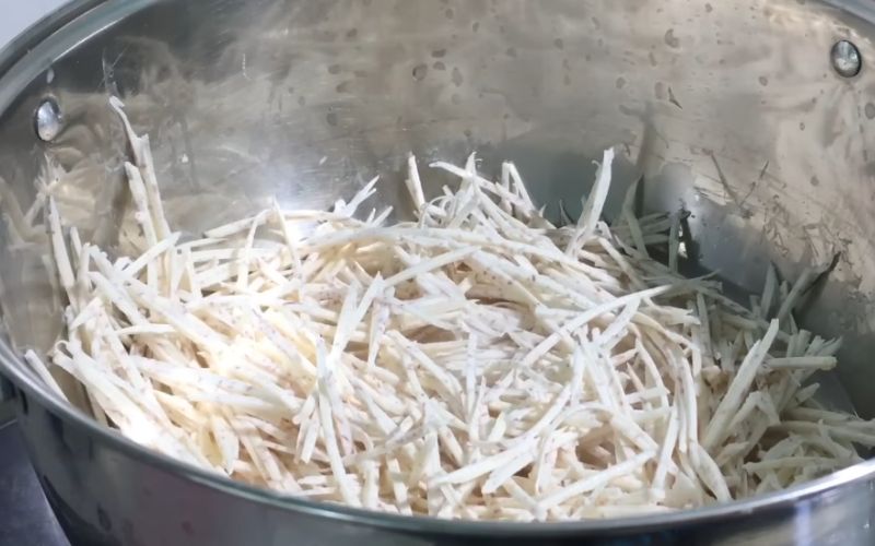 Khi nấu khoai môn, bạn chú ý không nấu quá lâu để khoai vẫn giữ được độ chắc
