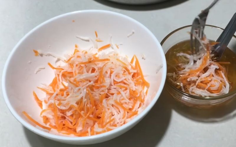 Nước chấm là phần không thể thiếu để làm tăng thêm hương vị cho bánh đúc