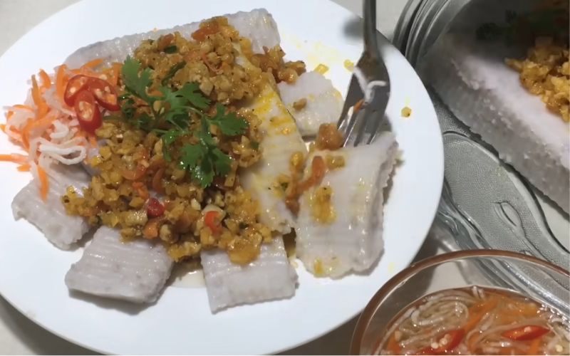 Cắt bánh thành từng miếng vừa ăn và thưởng thức cùng với nước mắm chua ngọt