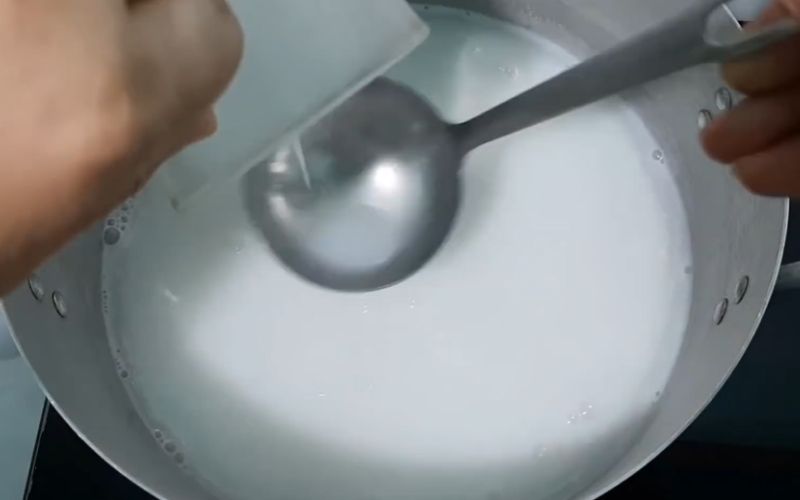 Khuấy đều để đảm bảo bột không bị vón cục